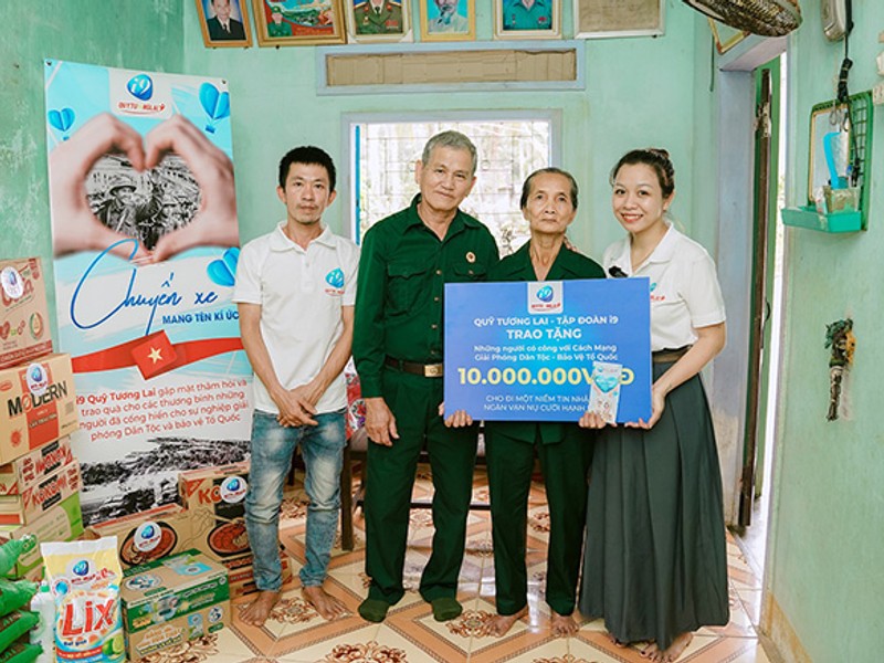 Người chơi Lucky88 đang kiểm tra trạng thái rút tiền trên điện thoại